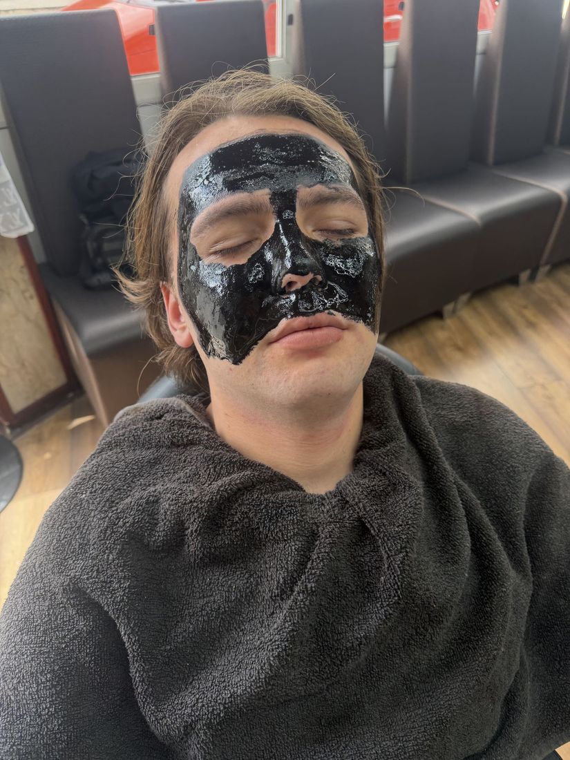 A customer resting with a black face mask on